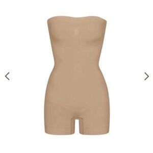 SKIMS SEAMLESS SCULPT STRAPLESS SHORTIE BODYSUIT CLAY SMALL